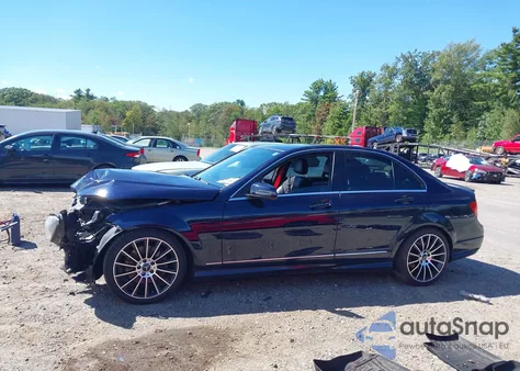 2013 Mercedes-Benz C 300 Sport 4Matic z USA, uszkodzony, nr VIN WDDGF8AB1DR242153